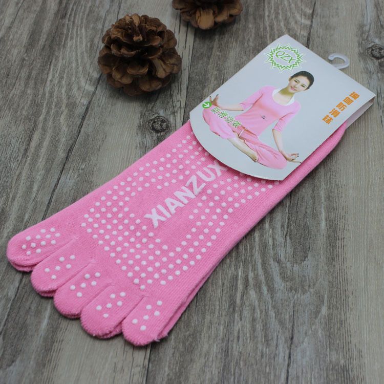 2025e Non-Slip Yoga Five-Toe Women's Colorful Autumn Winter Mid-Calf Toe Socks_voghion.com