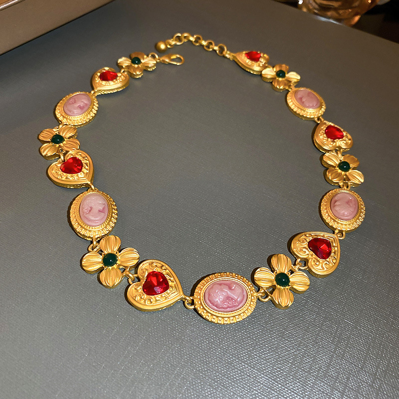 Collana con catena a forma di cuore con design geometrico colorato e intarsiato di diamanti medievali, ornamento di lusso leggero e di senso avanzato per_voghion.com