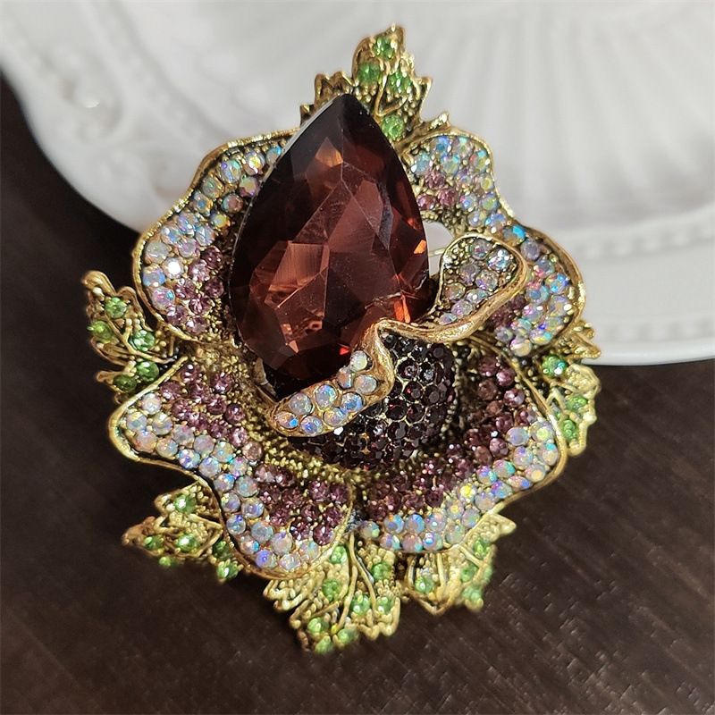 Baroque crystal enamel brooch, women's clothing niche sense, high-end accessories, ins chest flower_voghion.com