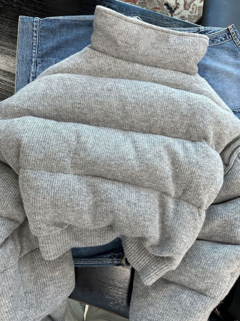 Korte gewatteerde jas voor dames - Wintergrijze fleecejas, opstaande kraag, slanke pasvorm met prinsessenmouwen_voghion.com