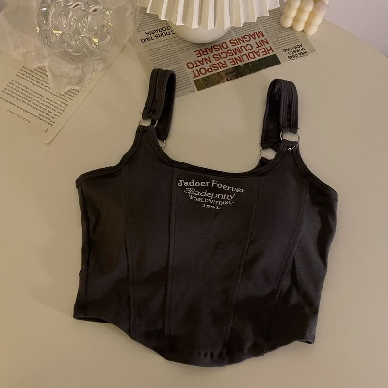 Kuuma tüdruku kevadsärgi tikitud kirjaga kitsas lõige ja rinnahoidjaga ülaosa_voghion.com