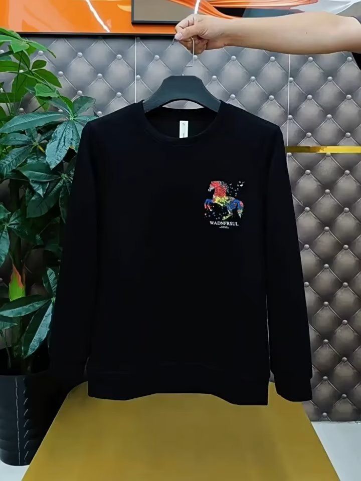 Herenkleding Dit najaar nieuwe modemerkartikelen zwarte trui met ronde hals en lange mouwen herenkleurige paardenprint plus fluwelen ondertop_voghion.com