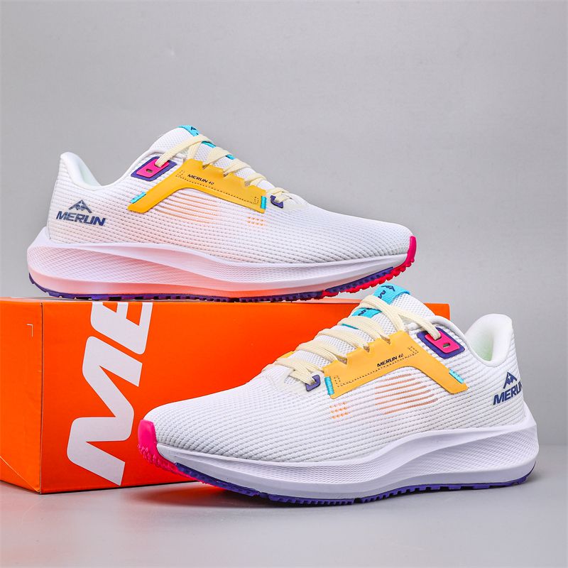 Oddychające buty do biegania wykonane z siateczki i wyposażone w miękkie, elastyczne wkładki zapewniają wygodę i wszechstronne dopasowanie_voghion.com