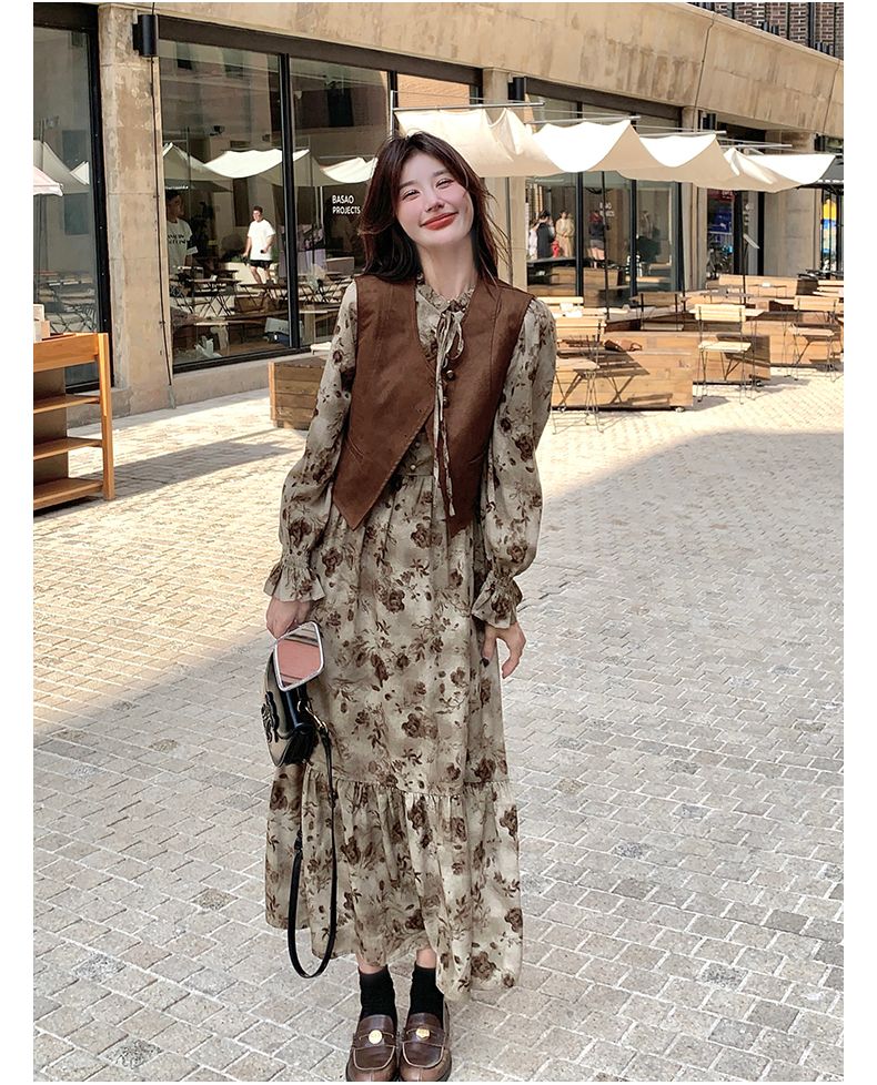 Tenue de début d'automne 2025, robe florale douce de style français, ensemble deux pièces avec gilet en daim Melad_voghion.com