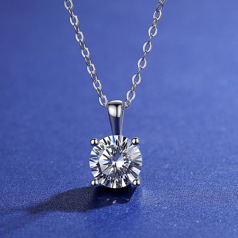 Moissanite hanger van sterling zilver, modieuze eenvoudige hanger met vier klauwen en 2 karaat enkele diamant, veelzijdige sleutelbeenketting_voghion.com