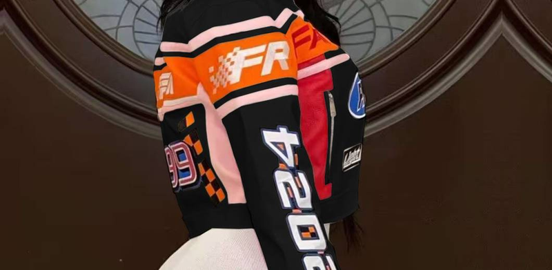 Streetwear-Jacke mit Reißverschluss und Stehkragen – Kurzer Bomber aus Polyester mit auffälligen Prints (Weiß, Schwarz)_voghion.com