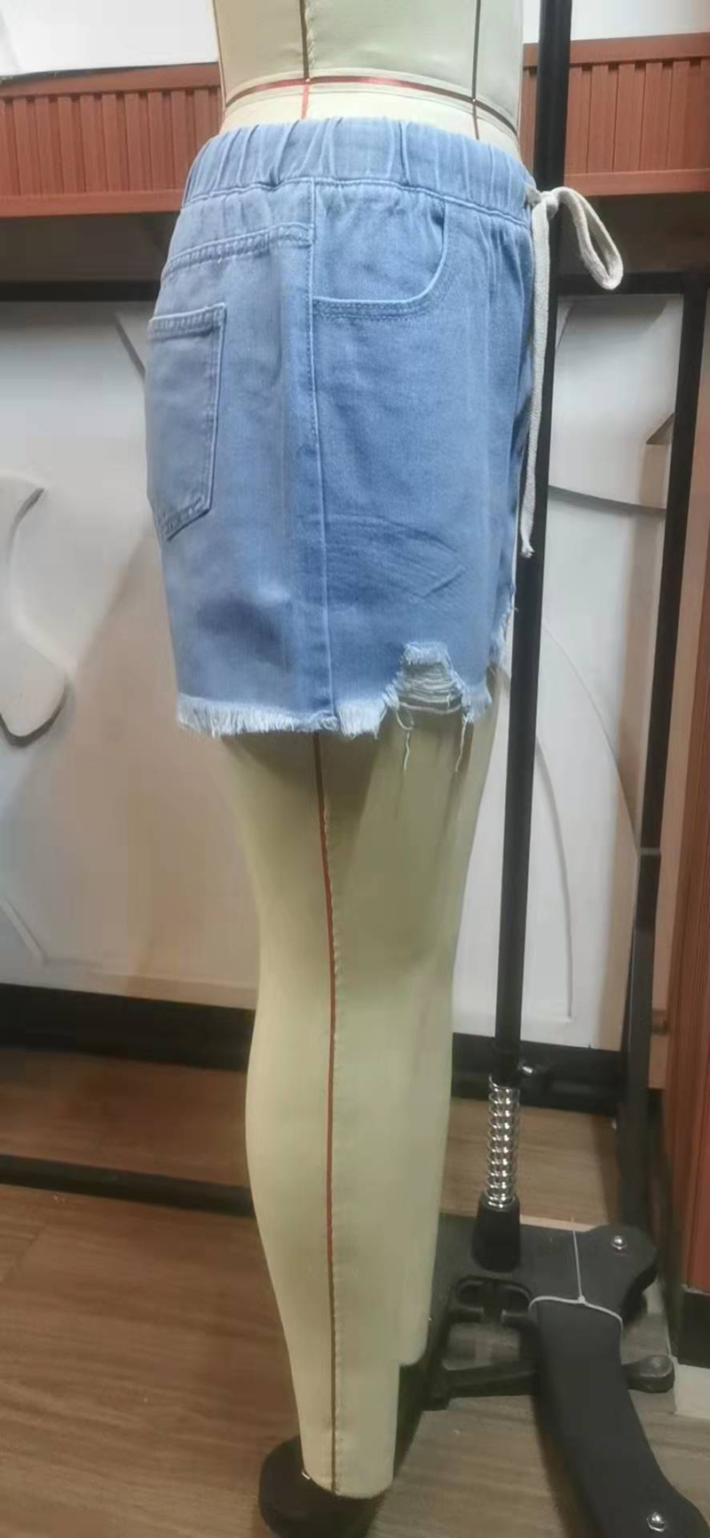 Gli abiti da donna mostrano pantaloncini casual in denim con elastico in vita sottile_voghion.com