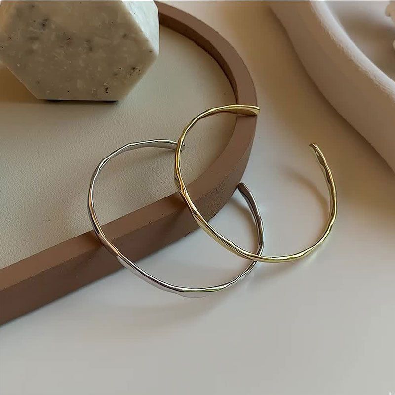 Bracelet Sterg Sier à texture concave irrégulière pour femme, avec lumière froide et élégante, effet rebondissant et style plat_voghion.com