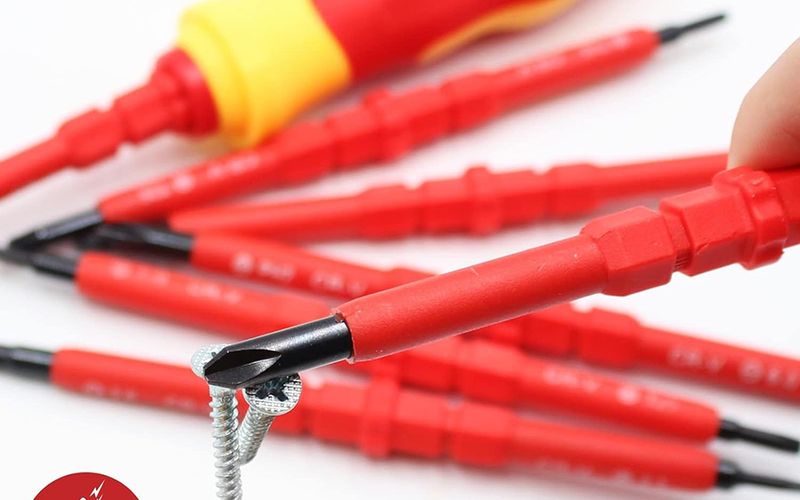 Lot de 10 tournevis isolés VDE à lame interchangeable avec étui magnétique 500 V pour électriciens à usage domestique et professionnel_voghion.com