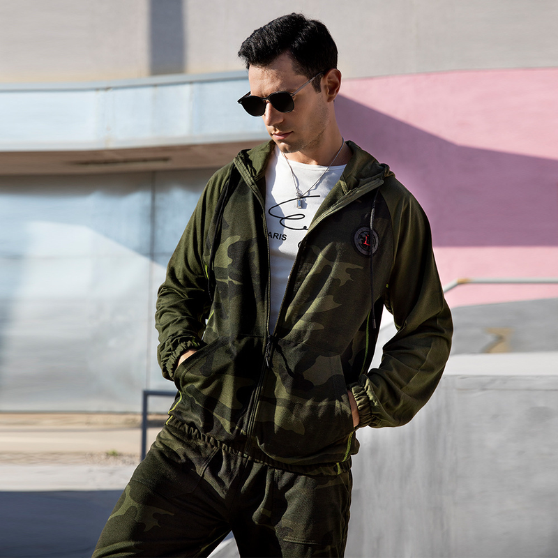 Set sportivo e per il tempo libero oversize autunno inverno, cardigan mimetico con cappuccio patchwork da uomo in due pezzi_voghion.com