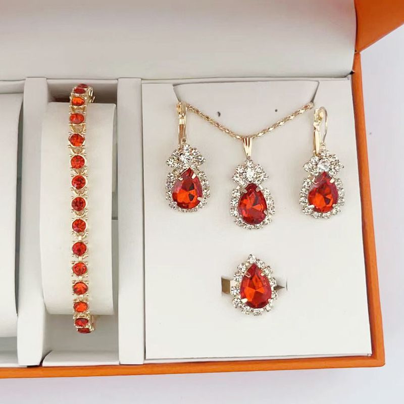 Set di gioielli alla moda e versatili, collana di diamanti, bracciale, orecchini, anello set di quattro pezzi_voghion.com