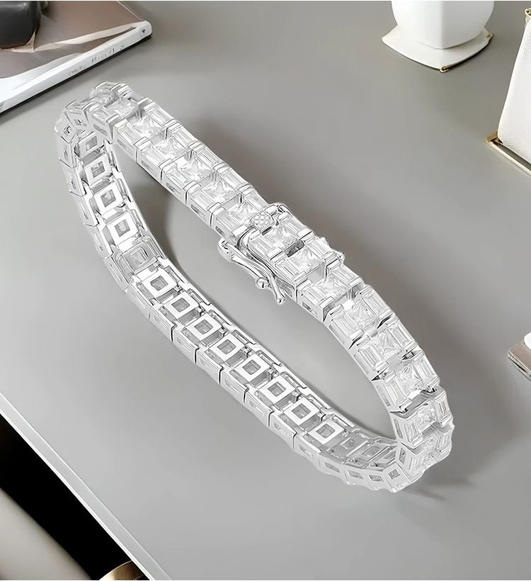 Bracciale da donna elegante con fascia larga geometrica cava e dettagli in diamanti, in argento sterling 925, pezzo minimalista da indossare tutti i giorni._voghion.com