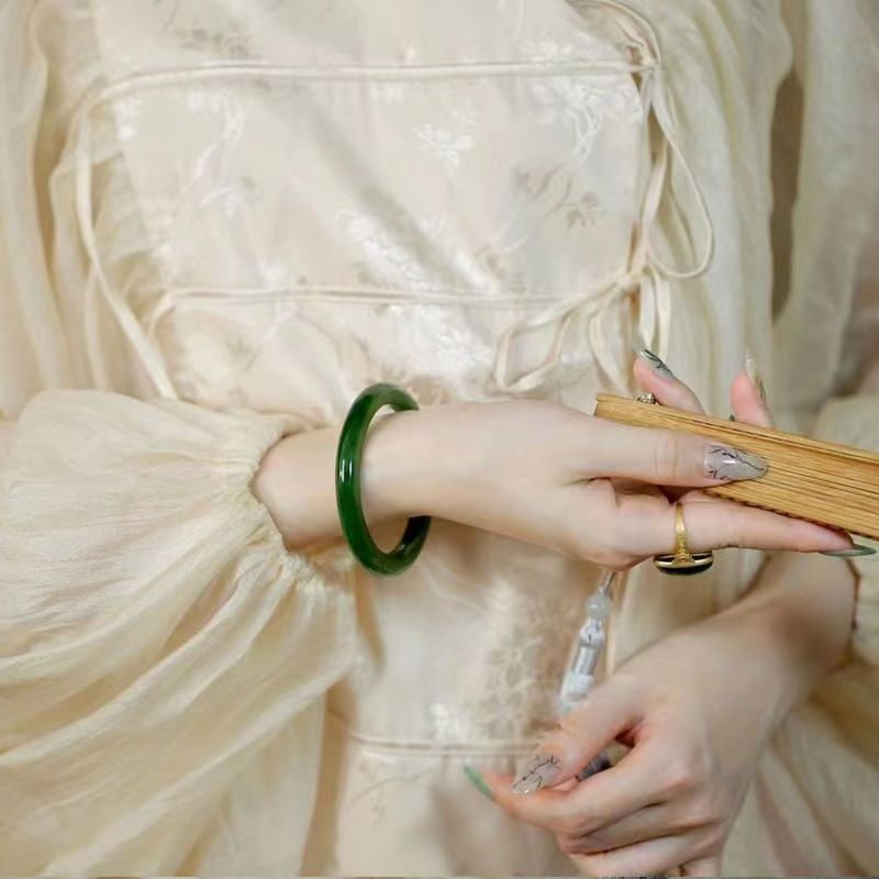 Hurtowa, ręcznie robiona okrągła bransoletka z jadeitu w stylu Tanxi z Xinjiang, z zielonkawym odcieniem i brzęczącym dźwiękiem. Łańcuszek na rękę._voghion.com