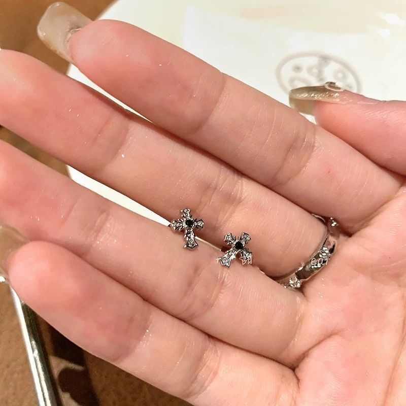 Piercing all'orecchio in acciaio al titanio, stile scuro, con osso incrociato nero, personalità dolce, cool, ragazza_voghion.com