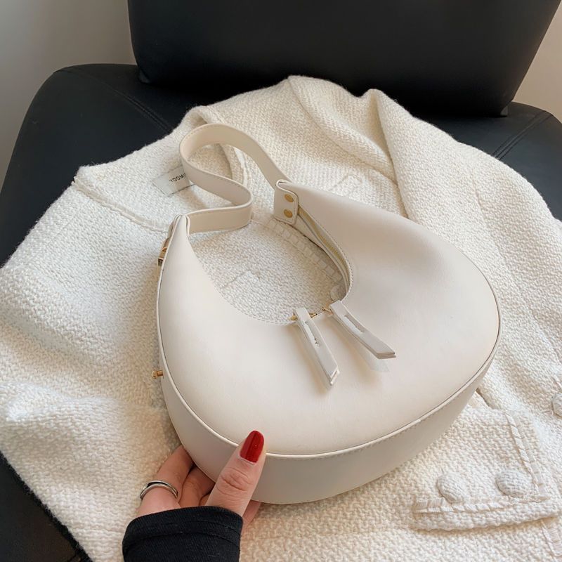 La nuova borsa di nicchia di quest'anno, borsa a mezzaluna a mezzaluna con spalla singola e ascellare di fascia alta da donna_voghion.com