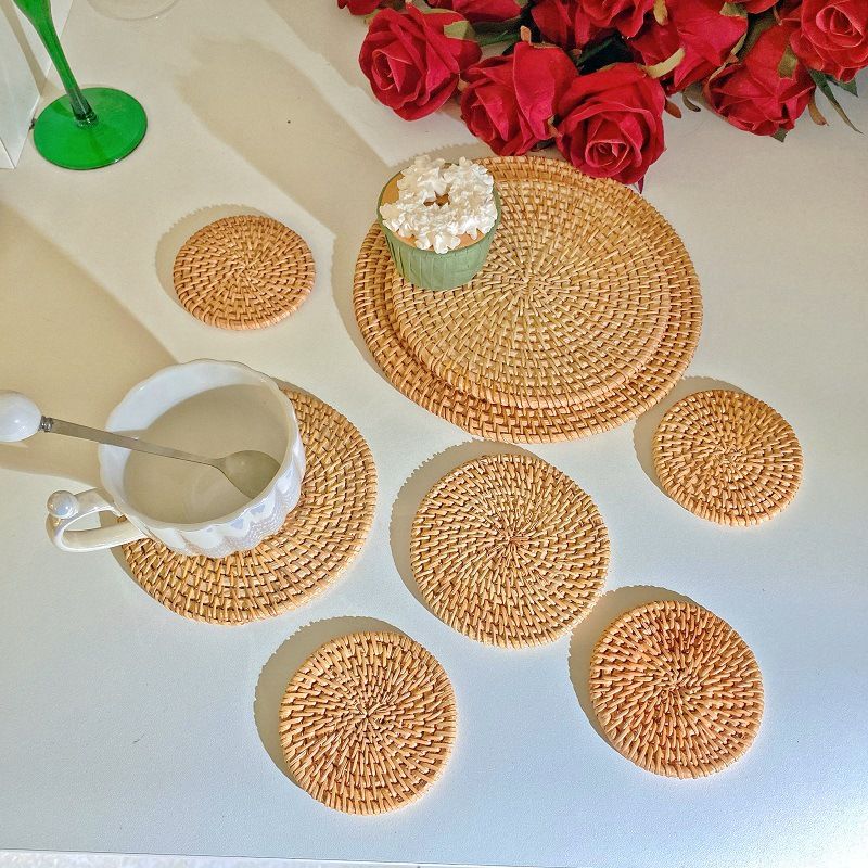 Handgewebte Rattan-Untersetzer – Hitzebeständiges Set aus Naturfasern für Tee, Kaffee und Essen (8 cm/10 cm/13 cm/16 cm, umweltfreundlich, rutschfest)_voghion.com