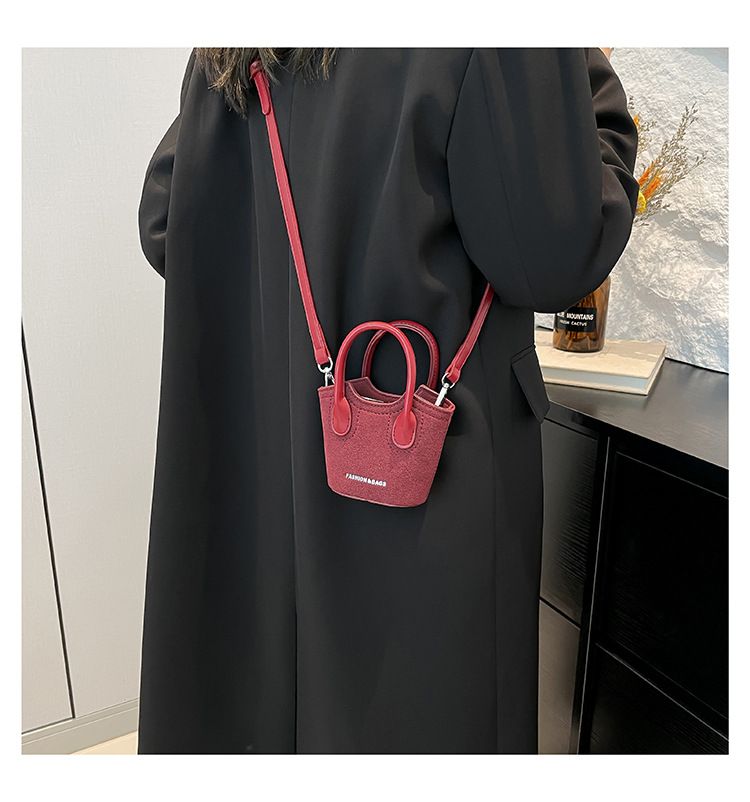 Borsa a secchiello da donna, alla moda, con tracolla monospalla, stile Candy Lover, con rossetto, da portare a spalla, rossa_voghion.com