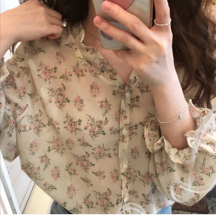 2024 Sommer Mädchen Frische Blumen mit Minimalistischen V-ausschnitt, Trompete Ärmeln, Schlüsselbein Top, Hemd für Frauen_voghion.com