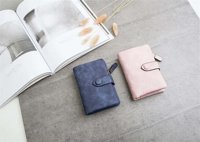 Dreifach faltbare, kurze Damen-Geldbörse mit Münzfach und Reißverschluss, minimalistisch, aus mattiertem, weichem Leder, rosa, klein_voghion.com