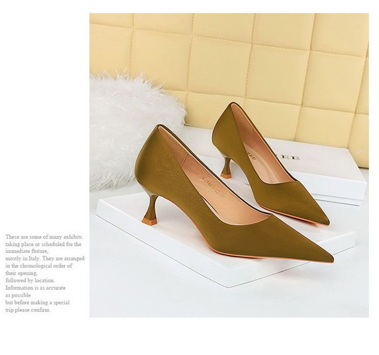 Stilvolle, einfache All-in-One-Weinglas-Absätze mit hohen Absätzen und flachen, spitzen Satinschuhen_voghion.com