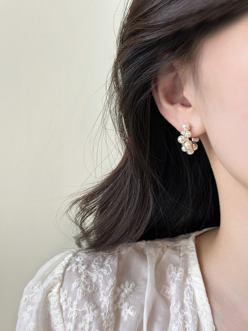 Orecchini di perle ad anello a forma di C di nicchia, orecchini da donna estivi leggeri, di lusso, di alta gamma, temperamento, nuova esplosione 2025_voghion.com