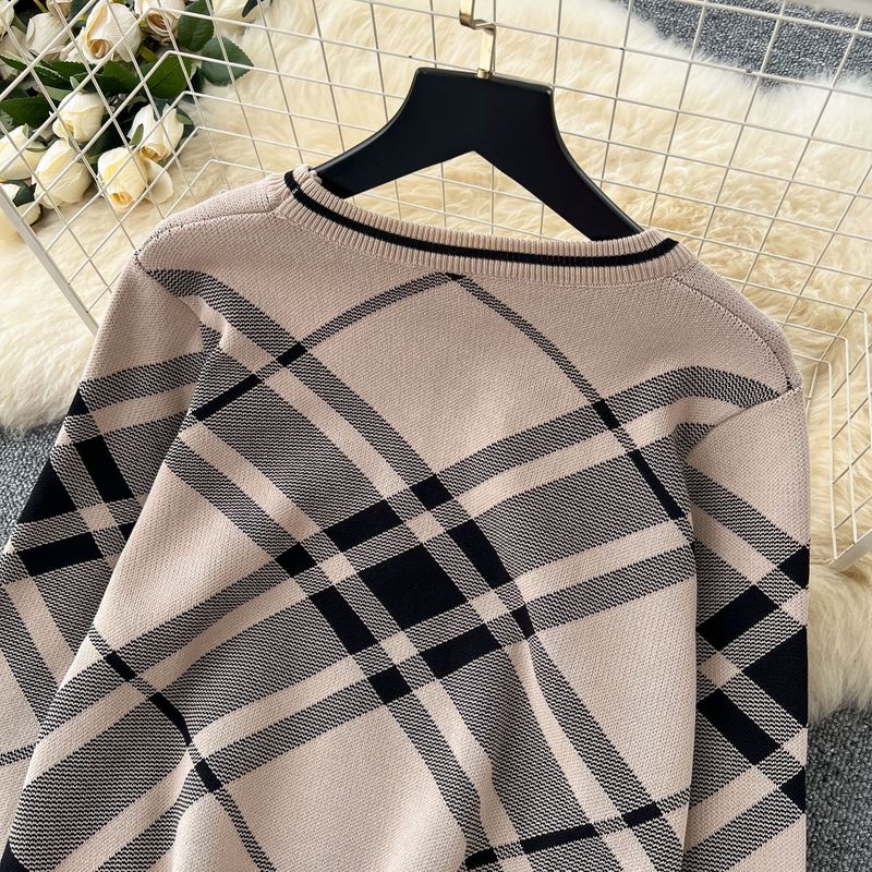 Elegante outfit da donna per autunno inverno: maglione stampato alla moda con pantaloni larghi a vita alta, set coordinato casual ed elegante._voghion.com