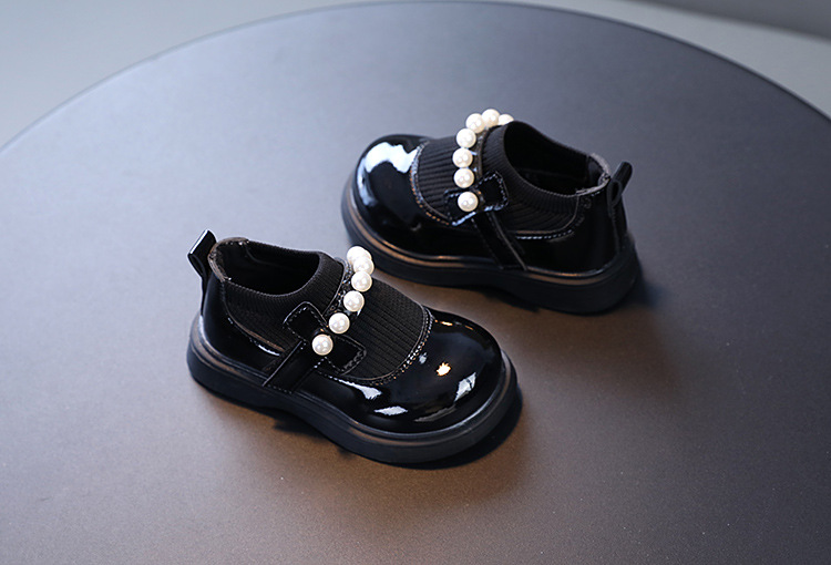 Kinderschuhe Prinzessin kleine Lederschuhe Runde Kindertanzschuhe aus Lackleder mit großen Perlen und fliegenden Stricklederschuhen_voghion.com