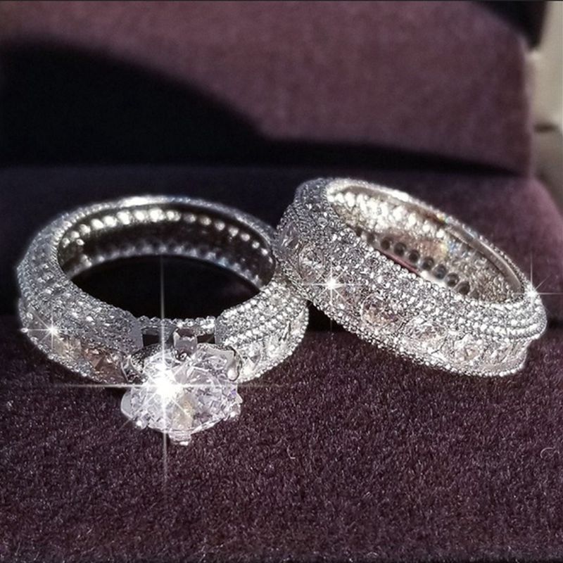 Ready Stock 2024 Neue funkelnde Silberfarbe Zirkonia Eheringe Set für Frauen Elegante Paare Verlobungsring Bankett Party_voghion.com