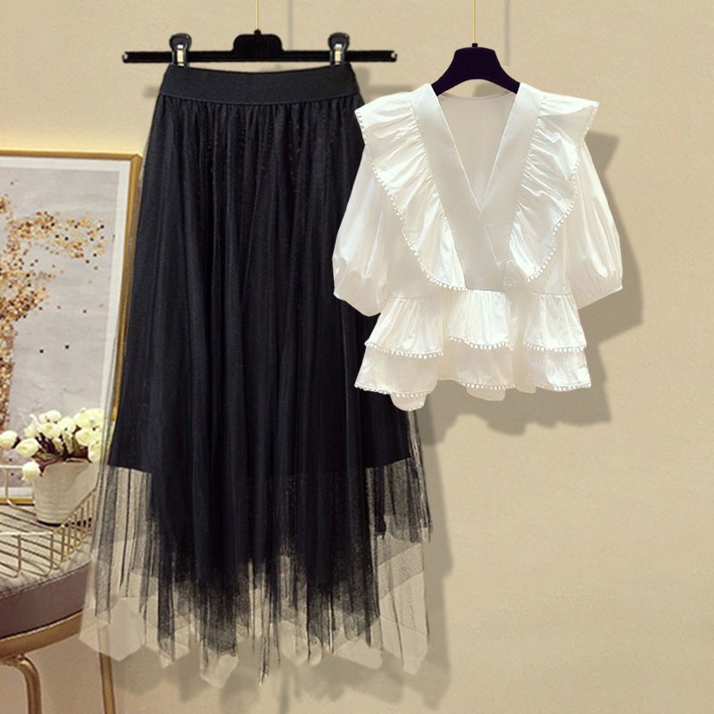 Sommer-Outfit-Set für kurvige Damen in großen Größen: Bluse mit V-Ausschnitt und hochgeschnittener Jeansrock_voghion.com