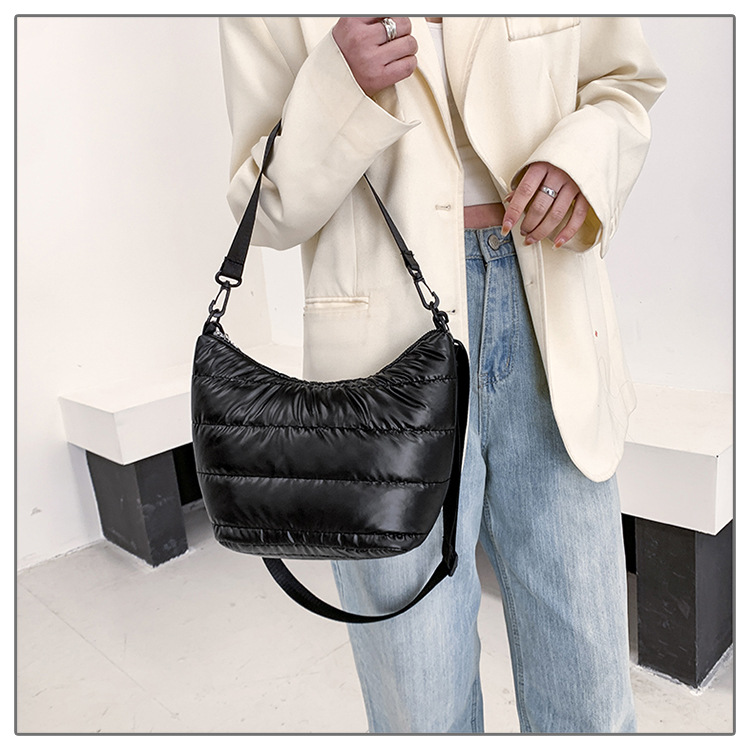 Borsa a tracolla trapuntata da donna - Elegante borsa a tracolla tinta unita (design morbido e imbottito, leggera e spaziosa, perfetta per l'uso quotidiano e le uscite informali)_voghion.com