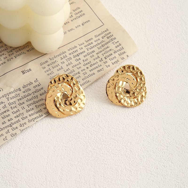 Nuovi orecchini pendenti eleganti e di alta qualità in stile coreano irregolare, con borchie dorate esagerate_voghion.com