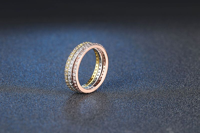 Elegante set di tre anelli con zirconi cubici, fedi nuziali impilabili placcate in oro 18 carati, gioielli geometrici raffinati per donna_voghion.com