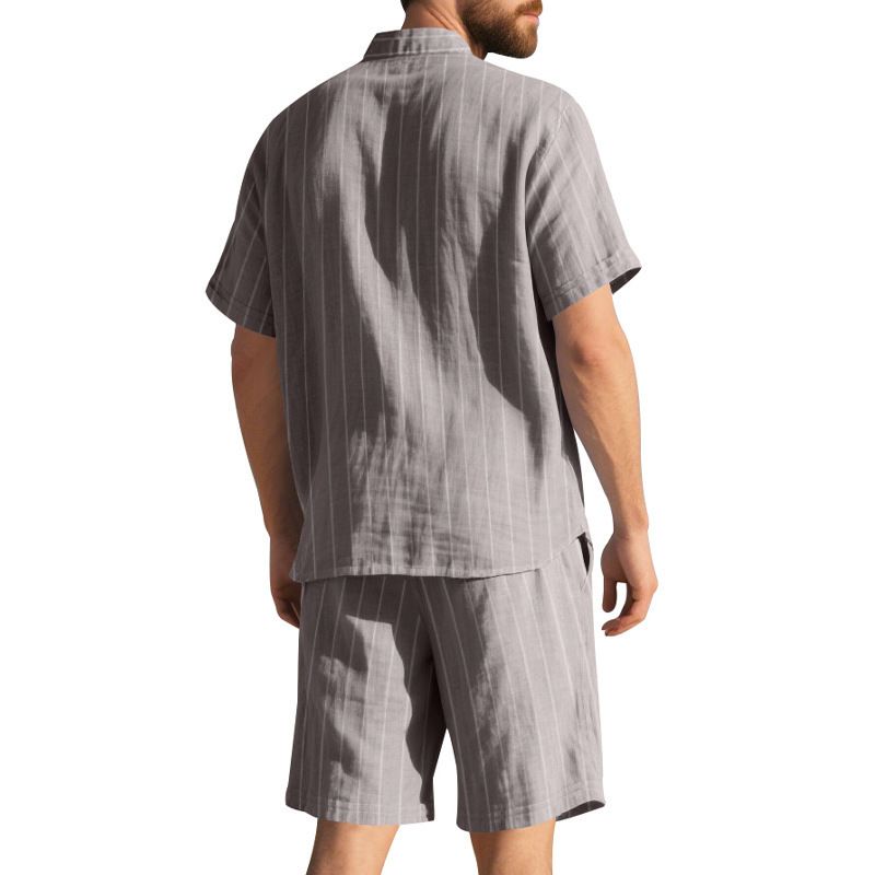 Completo da uomo con camicia a maniche corte a righe in lino e pantaloncini casual - Completo estivo traspirante per spiaggia e viaggi. Set da uomo_voghion.com