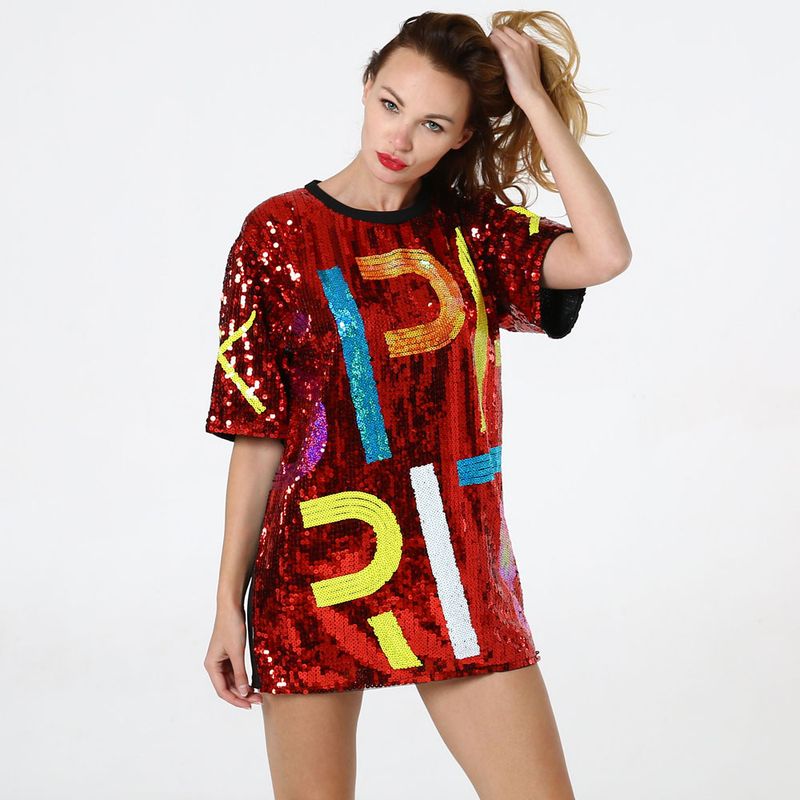 Camiseta básica da moda preta, tamanho grande, com lantejoulas, solta, de comprimento médio, para o verão de 2025_voghion.com