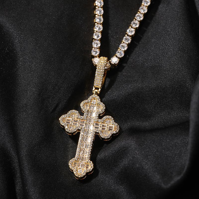 Collana con ciondolo a forma di croce hip hop da uomo e da donna, con dettagli in diamanti e catena intrecciata per uno stile streetwear alla moda._voghion.com