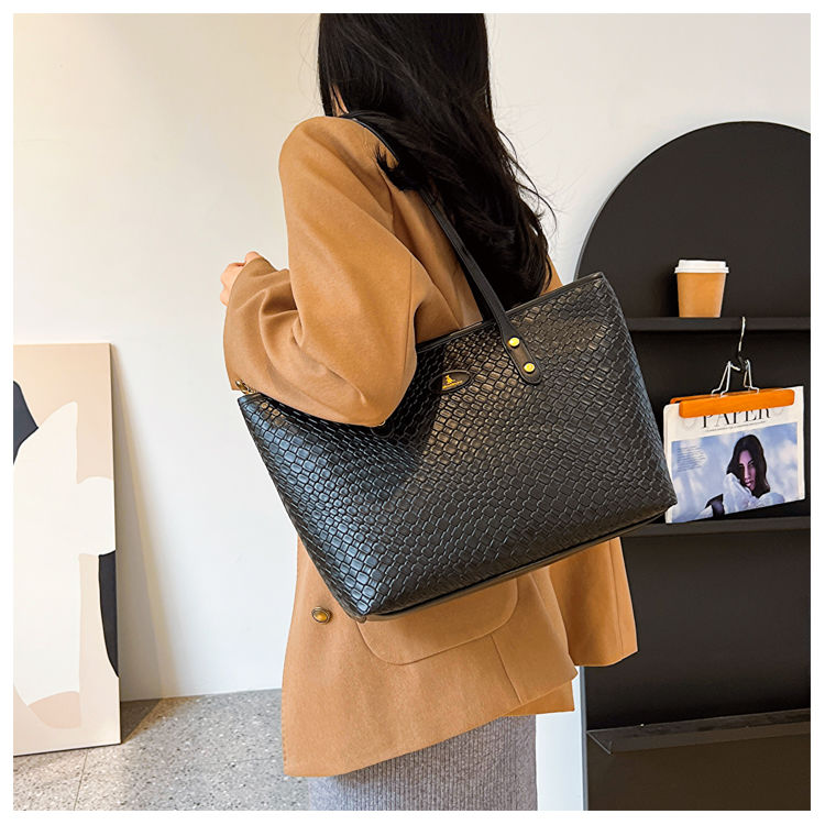 Borsa a mano tridimensionale unica di alta qualità 2023 autunno e inverno nuova borsa tote di grande capacità borsa sotto le ascelle con borsa a mano in stile straniero_voghion.com