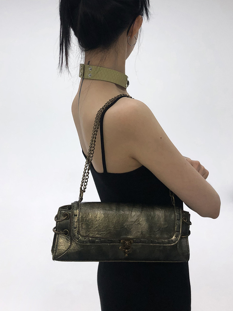 Design originale di Meiya Fibbia con chiusura subcultura vintage, borsa sottobraccio in rame antico e oro, borsa a tracolla, abito da sera_voghion.com