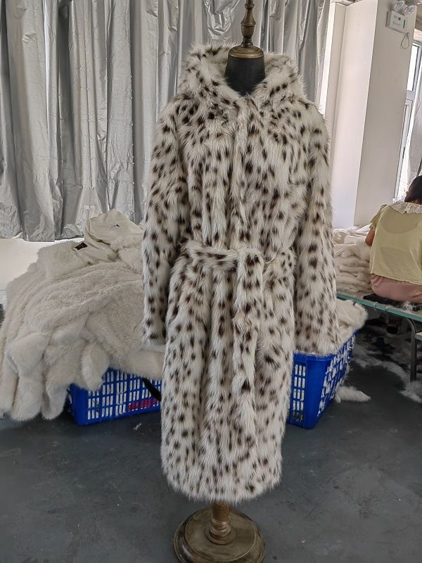 Cappotto lungo in pelliccia sintetica da donna con cappuccio leopardato - Giacca invernale di lusso per uno stile street audace (nero/bianco e giallo/nero, dalla S alla XXL)_voghion.com