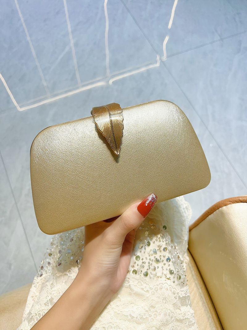 Ce nouveau sac à main est fabriqué en daim de haute qualité, idéal pour les femmes en mariage. Il peut être porté à l'épaule ou en bandoulière._voghion.com