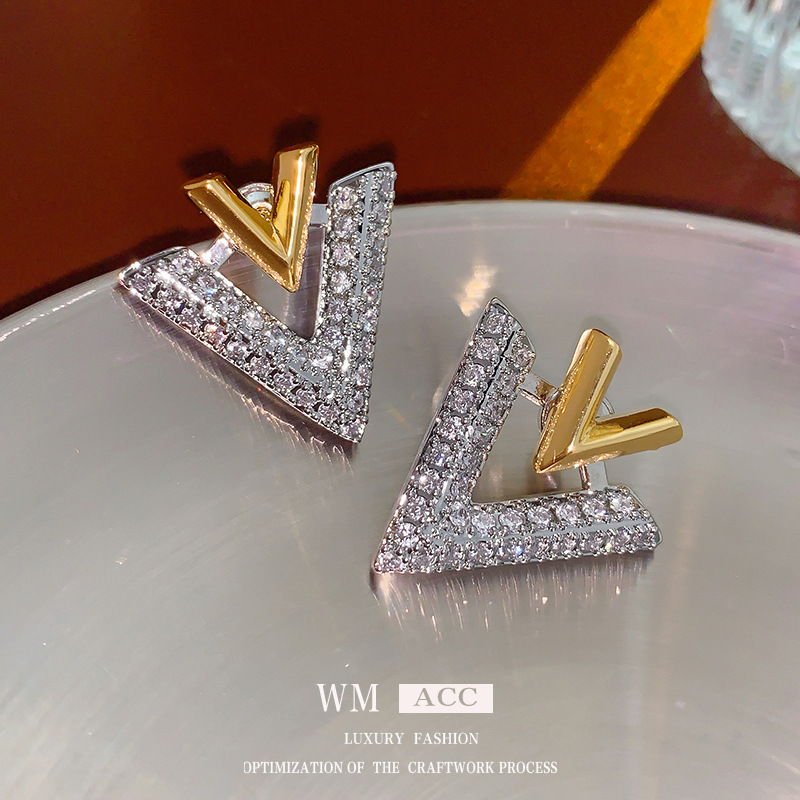Designer Zircon V-shaped a pair of earrings fashion personality studs light luxury high sense _voghion.com