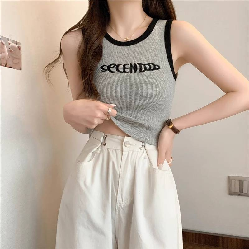 Yllään Camisole-toppi, plus-kokoinen tyttö kuuman tytön kanssa, jolla on dopamiinihihaton toppi kesällä_voghion.com