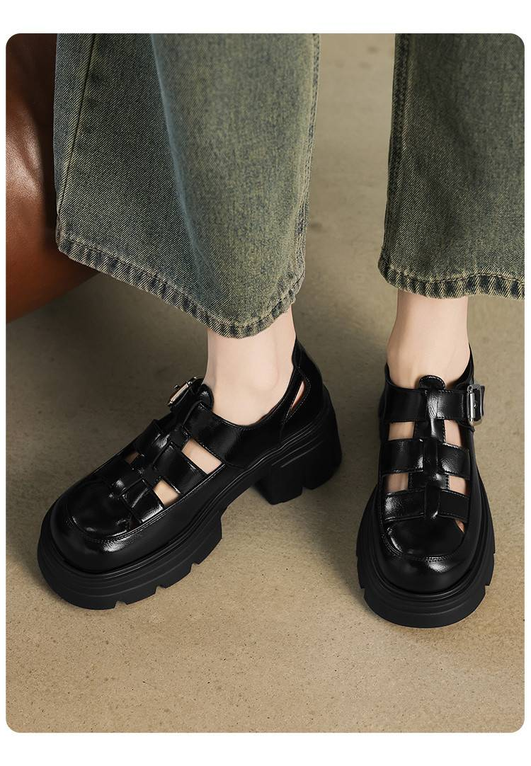 Ženske rimske sandale cameido s debelim potplatom. To su retro platformske šuplje sandale s prekrivenim prstima i pletenim dizajnom "svinjskog kaveza"._voghion.com