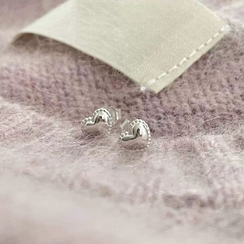 Tiqi Pure Sier Dolce Compatto a forma di cuore con temperamento femminile, Semplice foro per l'orecchio a forma di cuore di pesca E, e_voghion.com