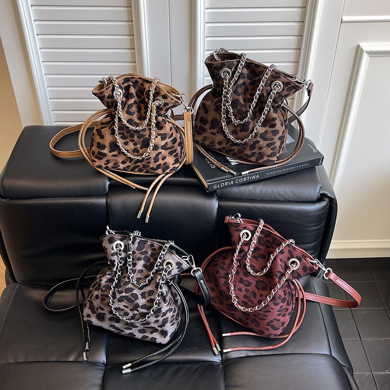 Borsa a secchiello con stampa leopardata di tendenza di quest'anno per le donne, autunno 2025, nuova borsa a tracolla casual con catena di nicchia_voghion.com