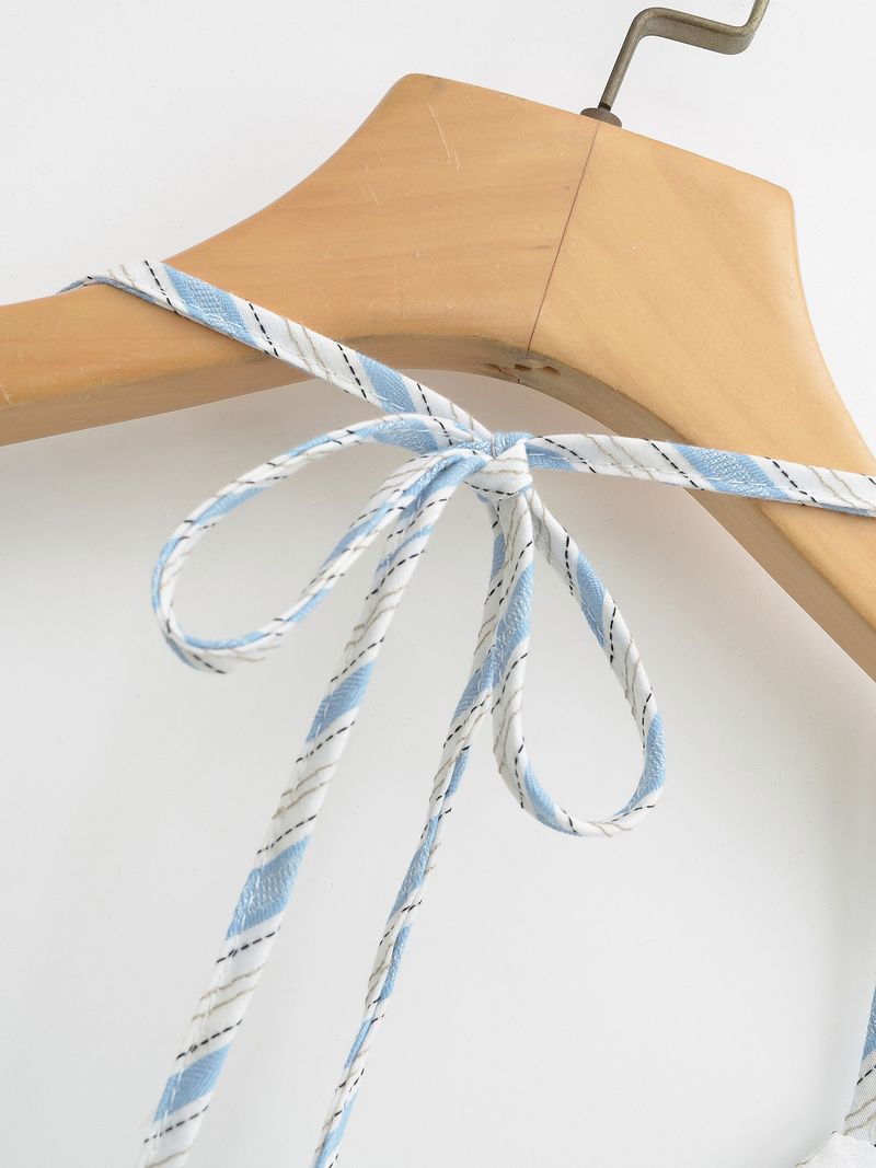 Design di abbigliamento alla moda da donna con strisce di colore a contrasto e cinturino al collo_voghion.com