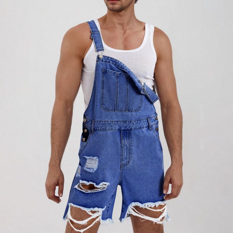 Ropa informal de moda para hombre: pantalones cortos vaqueros rotos con tirantes_voghion.com