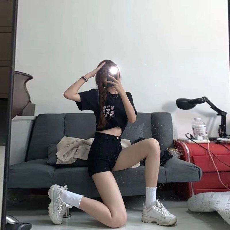 Siyah yüksek belli denim şortlar kadınların sıkı elastik kalçaları, zayıflatıcı ve seksi. Baharatlı kızlar sıcak A kesim kalçalara sahip_voghion.com