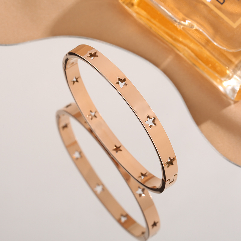 Europese en Amerikaanse stalen ring vijfpuntige sterarmband voor dames, lichtecht, nichepaar, roestvrijstalen snijarmband_voghion.com