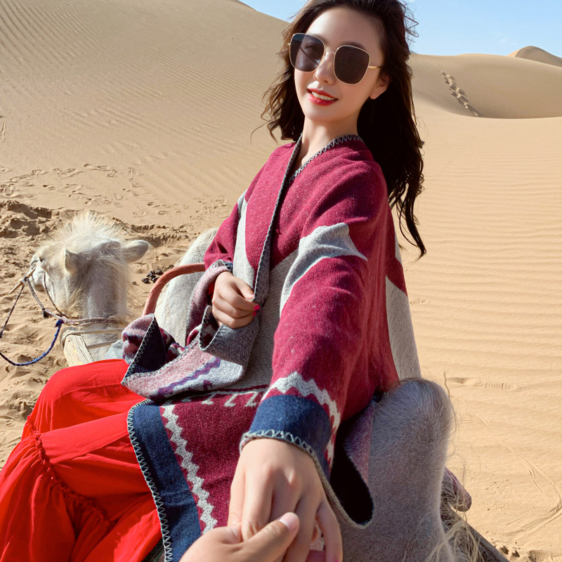 Turistické fotografie jezera Xizang Qinghai. Zabalené v šálu před dámským podzimním a zimním teplým oblečením._voghion.com