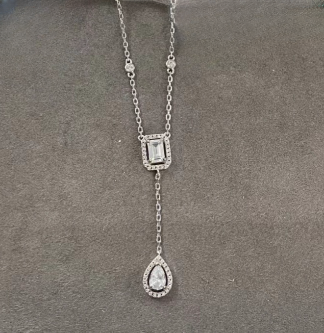 Designer's Classic Women's V-Gold Full Diamond Necklace, Women's Light Luxury Rock Sugar Water Droplet, Popular Network Necklace_voghion.com